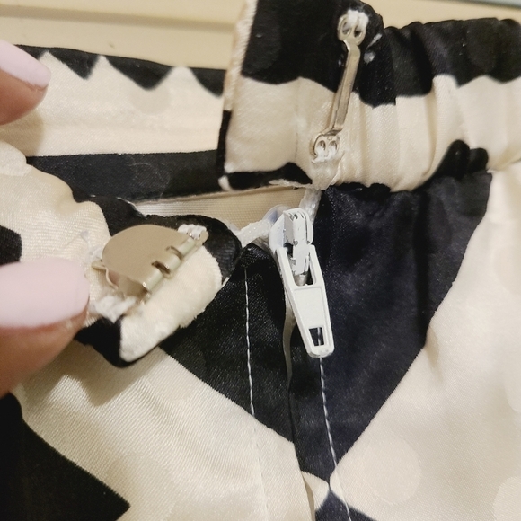 Maggy London | Vintage Graphic Print Silk Pencil Skirt (Size 14) - Picture 5 of 16